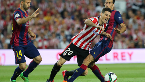 Busquets frena a Aduriz. /REUTERS