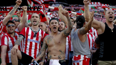 Aficionados del Athletic en el Camp Nou. /EFE