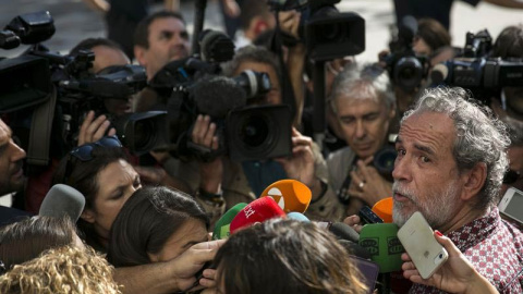 Willy Toledo habla a los medios tras salir del juzgado. (SANTI DONAIRE | EFE)