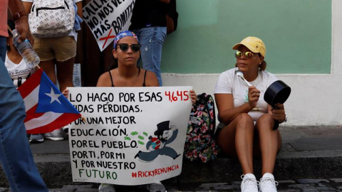 Manifestantes protestan durante un "Cacerolazo" para exigir la dimisión del gobernador de Puerto Rico Ricardo Rosselló este sábado en San Juan (Puerto Rico). EFE/Thais Llorca