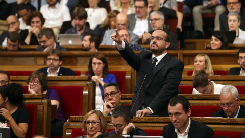 El portavoz del grupo parlamentario del PPC, Alejandro Fernández (d), interviene hoy en pleno del Parlament. /EFE