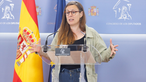 La portavoz de la CUP en el Congreso, Mireia Vehí, interviene durante una rueda de prensa anterior a la reunión de la Junta de Portavoces, en el Congreso de los Diputados, a 18 de abril de 2023,