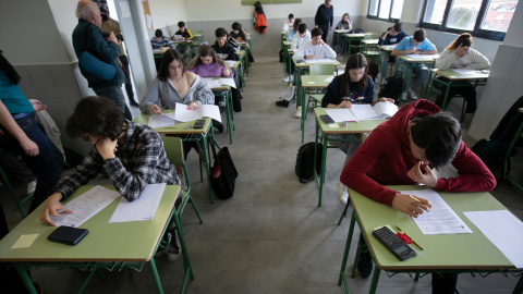 31/05/2023 - Los alumnos de una clase de 1º Bachillerato del Instituto Calderón de la Barca en Gijón realizan una prueba piloto de PAU, a 14 de marzo de 2023, en Gijón, Asturias.