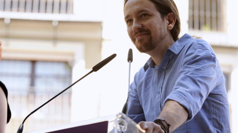 El secretario general de Podemos, Pablo Iglesias, interviene en el acto "Somos Región" que ha organizado Podemos Castilla-La Mancha con motivo de la celebración del Día de Castilla-La Mancha, en la plaza de Zocodover. EFE/Ismael Herrero