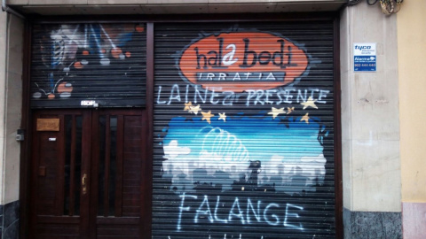 Pintadas de Falange en el local 'Hala Bedi'./ Público