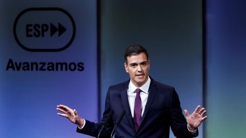 El presidente del gobierno Pedro Sánchez, durante su intervención en el acto que ha presidido en la Casa de América, junto a la práctica totalidad de miembros de su Gobierno, con motivo de los cien días de gestión del gobierno. EFE/Emilio N