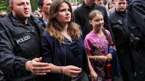 19/07/2019.- La activista sueca Greta Thunberg junto a la activista alemana Luisa Neubauer (C) en las marchas de 'Fridays for Future' de Berln. EFE/EPA/Felipe Trueba