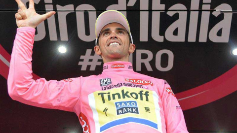 Contador celebra su victoria en el podio de Milán. EFE/EPA/LUCA ZENNARO