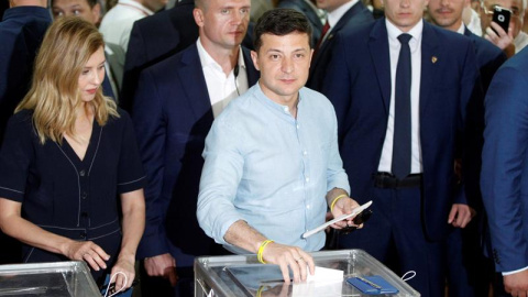 21/07/2019.- El presidente ucraniano, Vladímir Zelenski, deposita su voto en un colegio electoral durante la jornada de elecciones parlamentarias en Kiev, Ucrania, este domingo. Los colegios electorales abrieron hoy en Ucrania para las elec