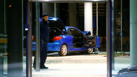 Un hombre estrella su coche contra la sede del SPD en Berlín. REUTERS/Hannibal Hanschke