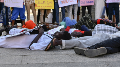 Varias personas durante una manifestación en Ceuta por los sucesos ocurridos a decenas de migrantes en Melilla el pasado 24 de junio, a 1 de julio de 2022, en Ceuta (España).