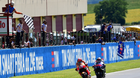 Los pilotos españoles Jorge Lorenzo y Marc Márquez en su llegada a meta del circuito de Mugello. AFP/GIUSEPPE CACACE