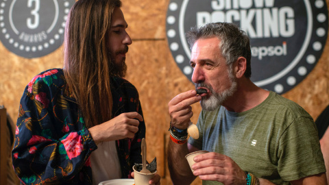 Pepe Solla, con el músico Carlos Sadness, en el Show Rocking. / SOFÍA MORO (GUÍA REPSOL)