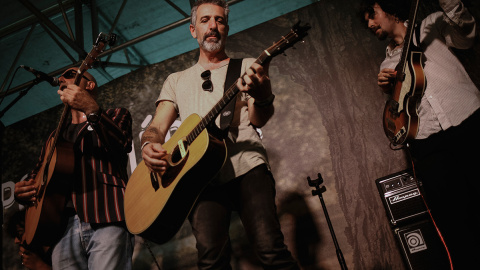 Pepe Solla toca la guitarra en el escenario del Show Rocking en PortAmérica 2018. / FELIPE CARNOTTO (GUÍA REPSOL)