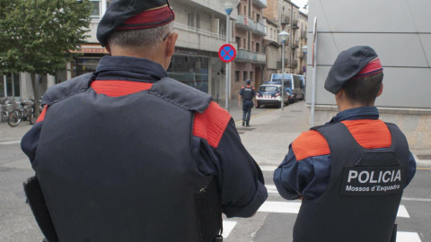 Dos agentes de los Mossos. / EFE