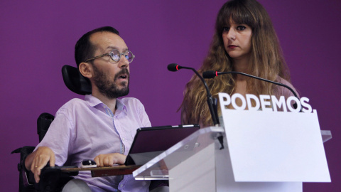 Los portavoces de Podemos Pablo Echenique y Noelia Vera comparecen en rueda de prensa tras el Consejo de Coordinación de Podemos. EFE/Paolo Aguilar