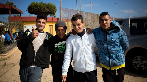 Oussa Fasi (derecha) junto a cuatro amigos en la puerta del CETI de Melilla.- JAIRO VARGAS