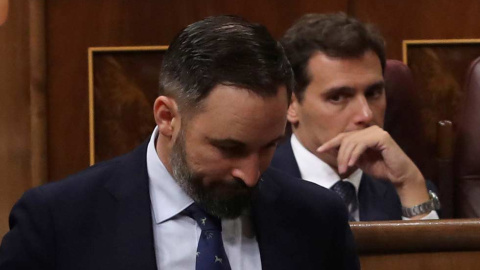 El presidente de Ciudadanos, Albert Rivera, momentos antes de la intervención del líder de VOX, Santiago Abascal. Hay miradas que lo dicen todo.(KIKO HUESCA | EFE).