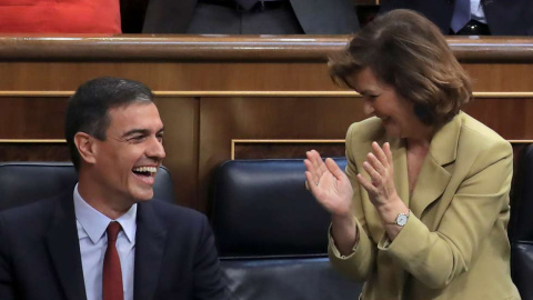 Pedro Sánchez debió quedar contento tras su discurso: así reaccionó tras su discurso de investidura mientras la bancada socialista, con la vicepresidenta Carmen Calvo al frente aplaudía. (SERGIO PÉREZ | REUTERS)