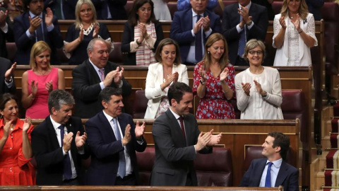 22/07/2019.-La bancada popular aplaude a su presidente, Pablo Casado, tras su intervención en la primera jornada del debate de investidura que afronta el líder socialista y que puede desembocar en su elección como presidente del primer Ejec