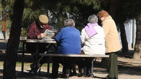 Varios pensionistas en un parque de Madrid. E.P.