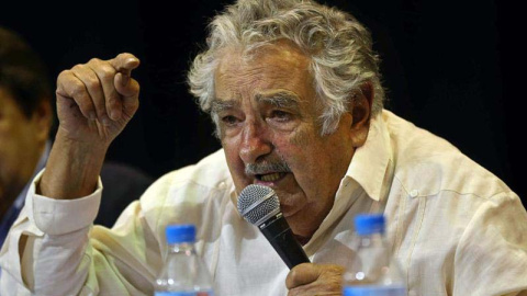 Mujica durante su intervención en la conferencia organizada por Casa América en el Casinet de Hostafrancs de Barcelona. / TONI ALBIR (EFE)