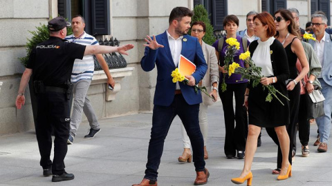 22/07/2019.- El portavoz de ERC Gabriel Rufián (c), llega con flores amarillas junto a varios disputados de su partido al hemiciclo del Congreso, durante la primera jornada del debate de investidura, en la que el líder socialista español, P