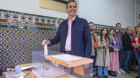 El secretario general del PSOE y presidente del Gobierno, Pedro Sánchez, ejerce su derecho al voto en las elecciones municipales y autonómicas en Madrid.