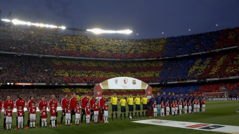 Los jugadores de Athletic y Barça escuchan el himno español, pitado en el Camp Nou. /EFE