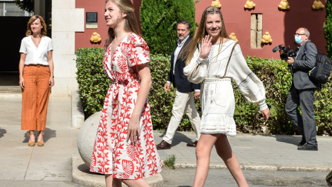 La Princesa Leonor y la Infanta Sofía saludan a su llegada al teatro museo Dalí de Figueres.