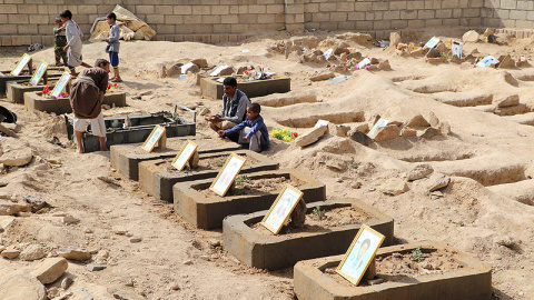 Abdullah al-Khawlani junto a la tumba de su hijo Waleed, muerto en un bombardeo en agosto en Saada, Yemen, en el que resultaron masacrados decenas de niños. REUTERS/Naif Rahma