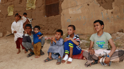 Un grupo de niños supervivientes de un bombardeo en el exterior de una casa dañada en Saada, Yemen, el pasado 5 de septiembre. REUTERS/Naif Rahma