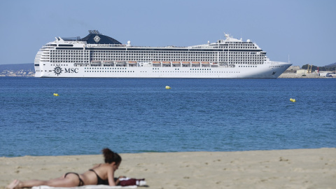 Un crucero se divisa desde la playa de Can Pere Antoni, en Palma de Mallorca, a 21 de mayo de 2023