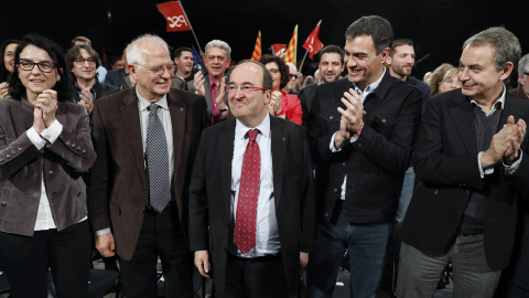 El candidato del PSC a la presidencia de la Generalitat, Miquel Iceta (c), acompañado del secretario general del PSOE, Pedro Sánchez (2d), el expresidente del Gobierno José Luis Rodríguez Zapatero (d), el expresidente del Parlamento Europeo