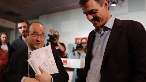 El secretario general del PSOE, Pedro Sánchez, y el primer secretario del PSC, Miquel Iceta, tras la reunión de la ejecutiva de los socialistas catalanes para valorar los resultados de las elecciones del 21-D. EFE/Juan Carlos Cárdenas