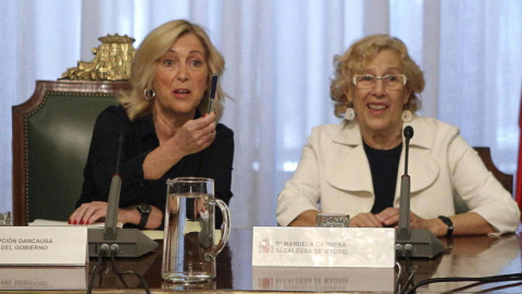 La delegada del Gobierno en Madrid, Concepción Dancausa, y la alcaldesa de la capital, Manuela Carmena. EFE