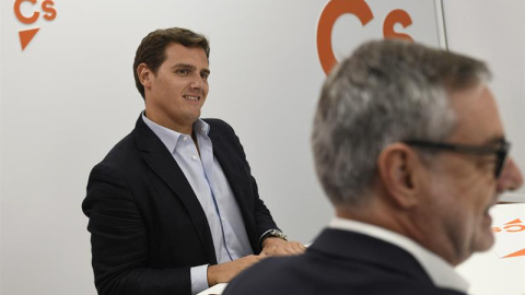 El líder de Ciudadanos, Albert Rivera,iz, durante la reunión del Comité Permanente de Ciudadanos celebrado hoy en la sede del partido. EFE/Víctor Lerena