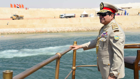 El presidente de Egipto, Abdel Fatah al Sisi, inaugurando este jueves en la ciudad de Ismailiya el nuevo canal de Suez / REUTERS