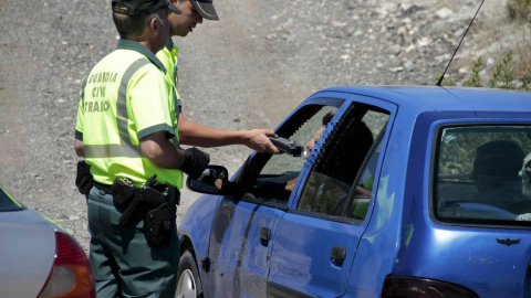 Un agente de la Guardia Civil de Tráfico da el alto a un conductor. EFE/Archivo