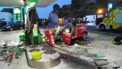 El coche en el que Víctor Llorens se llevó a Andrea Carballo, tras estrellarse contra una gasolinera de Benicàssim. ATLAS