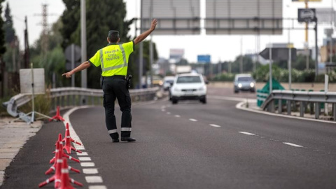 No constan denuncias sobre la chica de la curva en comisarías ni cuarteles de la Guardia Civil. / EFE