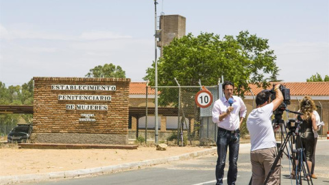 Periodistas esperan la salida de Pantoja en la entrada de la prisión de Alcalá de Guadaíra. EFE