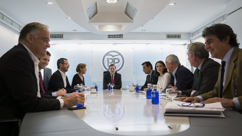 El presidente del Partido Popular y del Gobierno en funciones, Mariano Rajoy, presidiendo la reunión del Comité de Dirección en la sede de los populares en Genova. EFE/Tarek