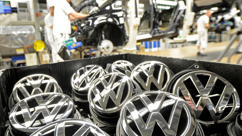 El logo de Volkswagen en la línea de montaje del modelo Golf en la planta alemana de Wolfsburg. REUTERS/Fabian Bimmer