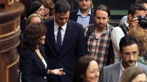 19/09/2018.- El presidente del Gobierno, Pedro Sánchez, acompañado de la vicepresidenta, Carmen Calvo y el líder de Podemos, Pablo Iglesias, a su llegada al Congreso para asistir a la sesión de control al Ejecutivo. EFE/Ballesteros