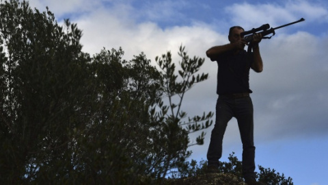 Un cazador en la Sierra Morena cordobesa. EFE/Rafael Alcaide