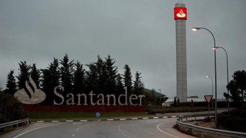 Acceso a la Ciudad Financiera del Banco Santanderla sede corportativa del grupo en la localidad madrileña de Boadilla del Monte. E.P.