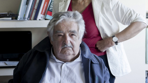 La aspirante a la Alcaldía de la capital de Ahora Madrid, Manuela Carmena, con el expresidente de Uruguay José Mujica, en su domicilio. EFE