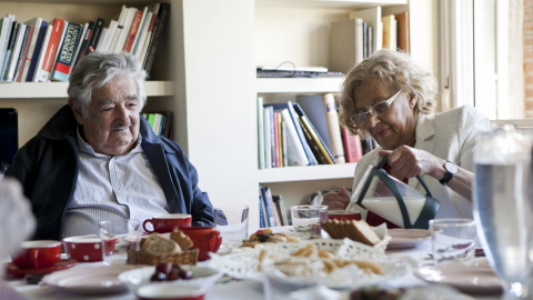 La aspirante a la Alcaldía de la capital de Ahora Madrid, Manuela Carmena, con el expresidente de Uruguay José Mujica, en su domicilio. EFE