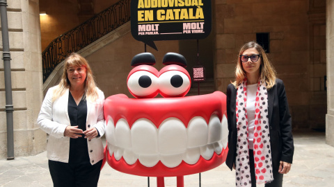 La consellera de Cultura, Natàlia Garriga, i la presidenta de la Corporació Catalana de Mitjans Audiovisuals (CCMA), Rosa Romà, amb la queta per promocionar el català a les plataformes